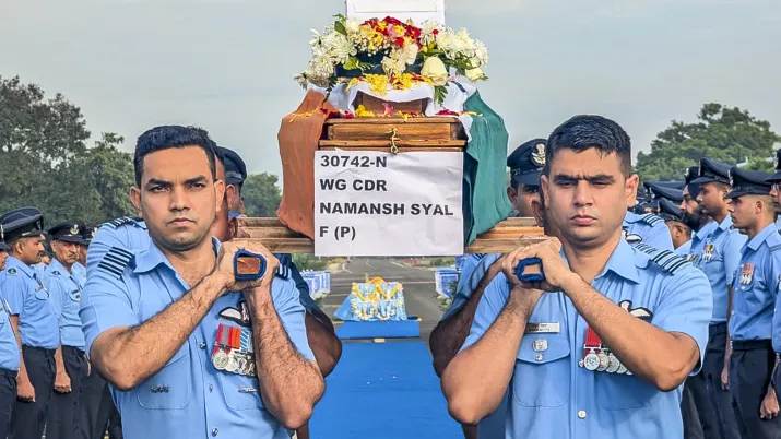 इंडिया टीवी - अधिकारियों ने शुक्रवार को दुबई एयर शो के दौरान एलसीए तेजस दुर्घटना में अपनी जान गंवाने वाले विंग कमांडर नमन स्याल के पार्थिव शरीर पर कोयंबटूर के सुलूर एयर बेस पर पुष्पांजलि अर्पित की। इंडिया टीवी - अधिकारियों ने शुक्रवार को दुबई एयर शो के दौरान एलसीए तेजस दुर्घटना में अपनी जान गंवाने वाले विंग कमांडर नमन स्याल के पार्थिव शरीर पर कोयंबटूर के सुलूर एयर बेस पर पुष्पांजलि अर्पित की।