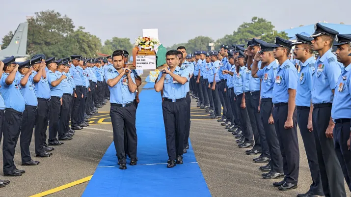 इंडिया टीवी - शुक्रवार को दुबई एयर शो के दौरान एलसीए तेजस दुर्घटना में अपनी जान गंवाने वाले विंग कमांडर नमन स्याल के पार्थिव शरीर को कोयंबटूर में अंतिम संस्कार के लिए सुलूर एयर बेस लाया गया। इंडिया टीवी - शुक्रवार को दुबई एयर शो के दौरान एलसीए तेजस दुर्घटना में अपनी जान गंवाने वाले विंग कमांडर नमन स्याल के पार्थिव शरीर को कोयंबटूर में अंतिम संस्कार के लिए सुलूर एयर बेस लाया गया।