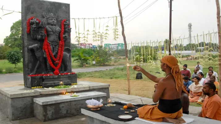 ਇੰਡੀਆ ਟੀਵੀ - ਪਰੰਪਰਾਗਤ ਰਸਮਾਂ ਨਿਭਾਉਣ ਲਈ ਇੱਕ ਮਨੋਨੀਤ ਮੰਡਪਮ ਵੀ ਪਰਿਸਰ 'ਤੇ ਉਪਲਬਧ ਕਰਵਾਇਆ ਗਿਆ ਹੈ। ਇੰਡੀਆ ਟੀਵੀ - ਈਸ਼ਾ ਫਾਊਂਡੇਸ਼ਨ