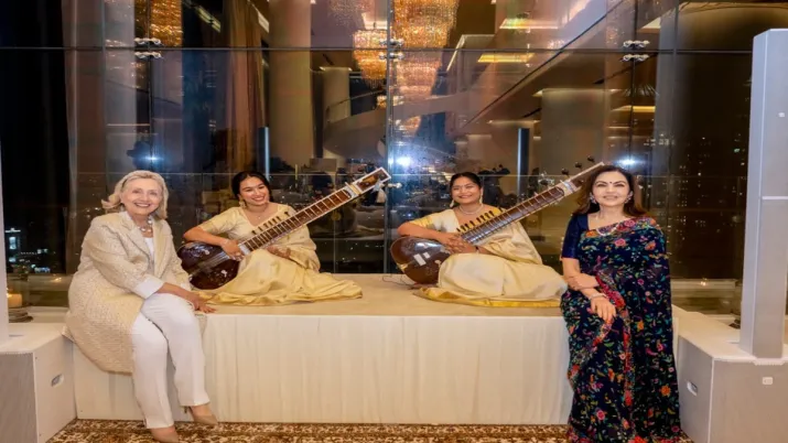 ਇੰਡੀਆ ਟੀਵੀ - ਮੁਕੇਸ਼ ਅੰਬਾਨੀ, ਨੀਤਾ ਅੰਬਾਨੀ ਸਾਬਕਾ ਅਮਰੀਕੀ ਵਿਦੇਸ਼ ਮੰਤਰੀ ਹਿਲੇਰੀ ਕਲਿੰਟਨ ਦੀ ਮੁੰਬਈ ਸਥਿਤ ਰਿਹਾਇਸ਼ 'ਤੇ ਮੇਜ਼ਬਾਨੀ ਕਰਦੇ ਹਨ। ਇੰਡੀਆ ਟੀਵੀ - ਮੁਕੇਸ਼ ਅੰਬਾਨੀ ਨੀਤਾ ਅੰਬਾਨੀ ਅਤੇ ਈਸ਼ਾ ਅਮਰੀਕਾ ਦੀ ਸਾਬਕਾ ਵਿਦੇਸ਼ ਮੰਤਰੀ ਹਿਲੇਰੀ ਕਲਿੰਟਨ ਦੇ ਮੁੰਬਈ ਨਿਵਾਸ 'ਤੇ ਮੇਜ਼ਬਾਨ ਹਨ।