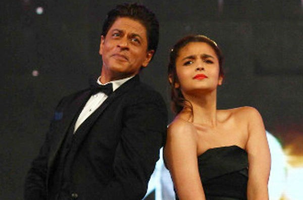 Dear Zindagi: SRK's sweet surprise for the team will make you fall for him | Bollywood News – India TV Dear Zindagi: SRK's sweet surprise for the team will make you fall for him | Bollywood News – India TV