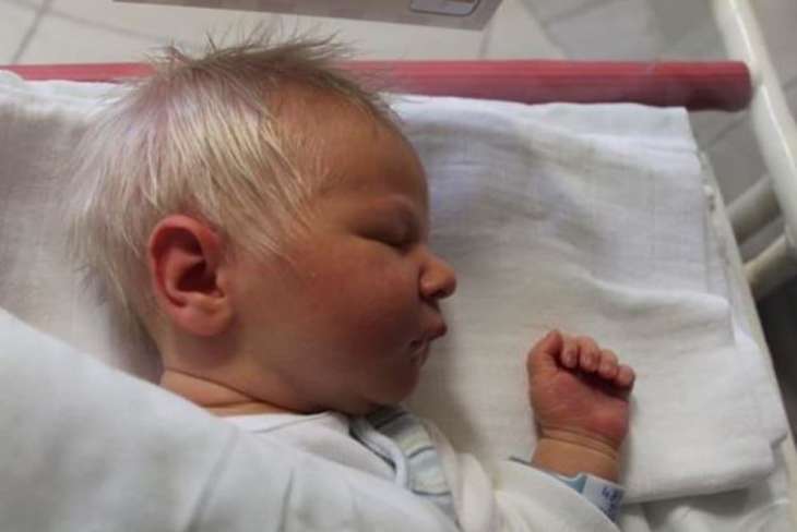 baby born with silver hair