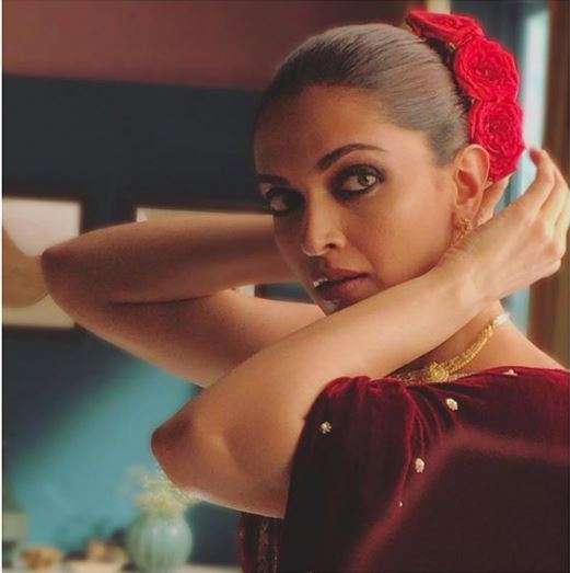 Deepika Padukone redefines elegance in a red velvet saree, Internet is  waiting for Ranveer Singh's reaction | Celebrities News – India TV