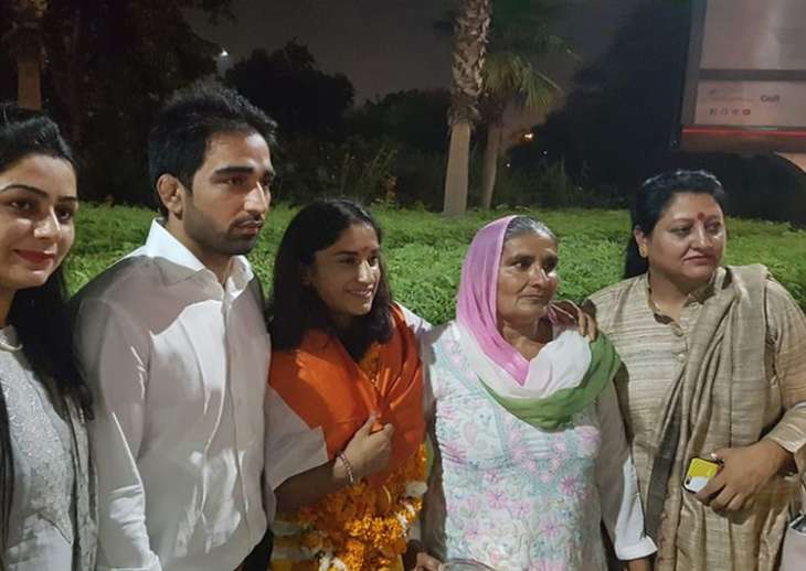 Asian Games 2018 Vinesh Phogat gets engaged at airport on return after gold medal glory Other