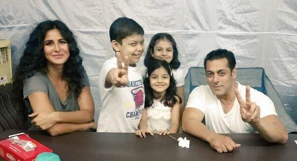 Salman Khan Katrina Kaif Pose With Young Fans On Bharat Sets Picture Goes Viral Bollywood