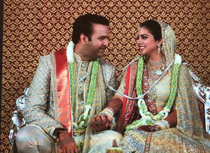 mukesh ambani daughter wedding lehenga price