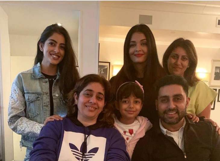 Aishwarya Rai Bachchan, Abhishek Bachchan, Aaradhya & Navya Naveli Pose ...