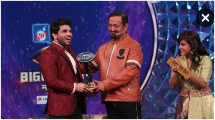 Shiv Thakare lifts Bigg Boss Marathi season 2 trophy, wins Rs 17