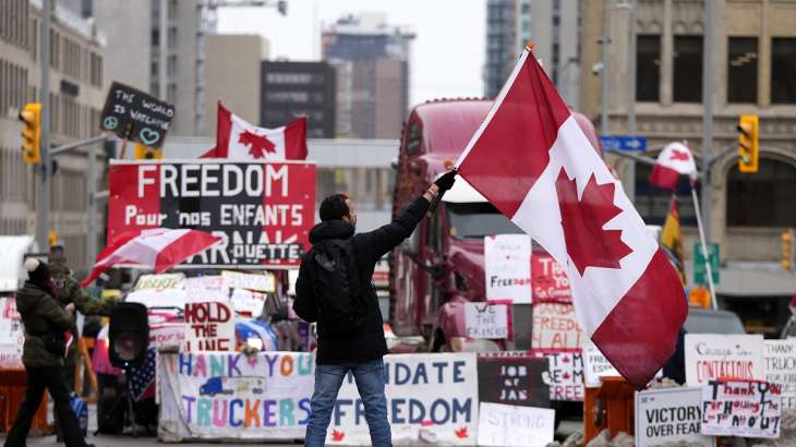 Canada Trucker Protests Police Arrive At Us Border To Remove Blockade World News India Tv