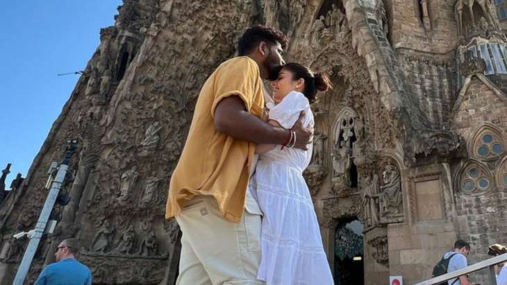 Nayanthara, Vignesh Shivan share a kiss in latest honeymoon pic from  Barcelona; fans can't stop gushing | Celebrities News – India TV
