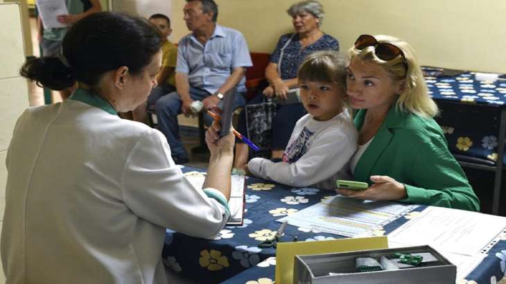 People receive iodine-containing tablets at a distribution