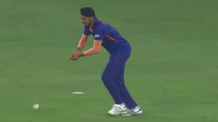 This video edit of Arshdeep Singh's drop catch against Pakistan is cracking up netizens | WATCH | Trending News – India TV This video edit of Arshdeep Singh's drop catch against Pakistan is cracking up netizens | WATCH | Trending News – India TV