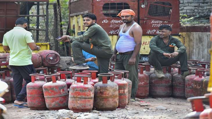 Commercial LPG cylinder prices reduced, delhi cylinder prices, national capital cylinder price news,