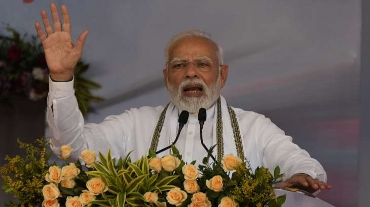 Perdana Menteri Narendra Modi berbicara selama upacara bendera