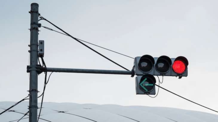 wondering-how-to-stay-calm-at-traffic-signal-viral-video-by-delhi