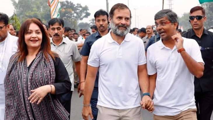 Bharat Jodo Yatra Actor Filmmaker Pooja Bhatt Walks With Rahul Gandhi Celebrities News India Tv