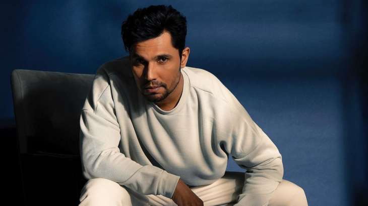 Randeep Hooda apologized to Guru Granth Sahib 