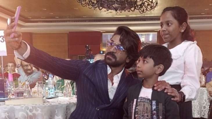 Ram Charan klikt op selfies met kinderen van martelaar Galwan