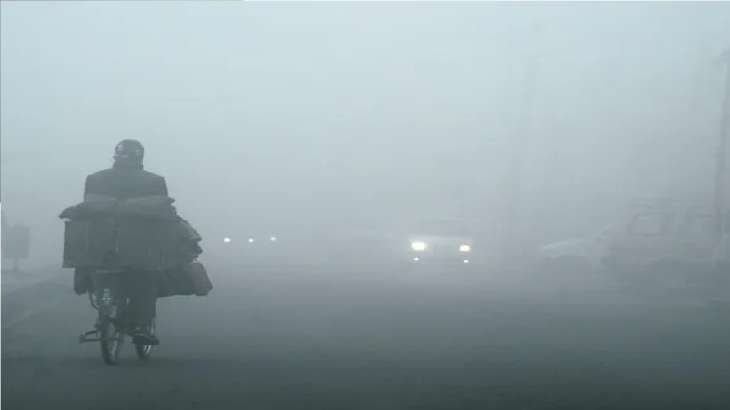 Delhiites wake up to cold wave, foggy morning as temperature dips in ...