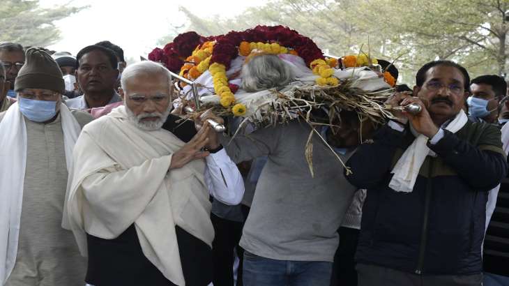 PM Modi performs last rites of his mother Heeraben in Gandhinagar live  UPDATES | India News – India TV