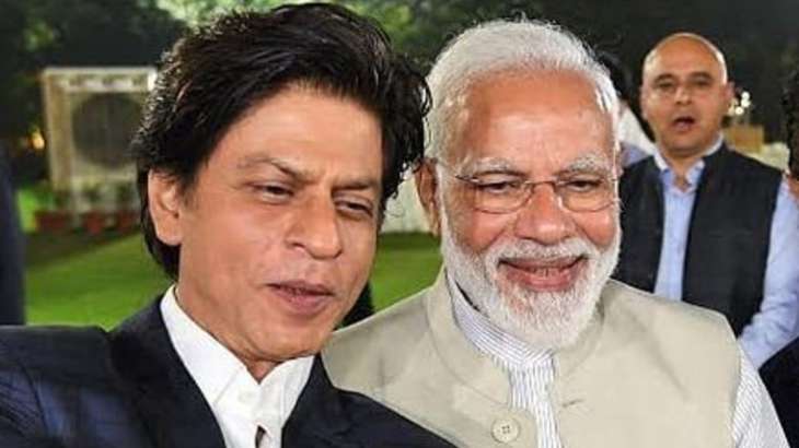 Shah Rukh Khan clicks a selfie with PM Modi