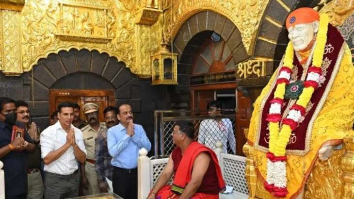 WATCH: Akshay Kumar visits Shirdi Sai Baba temple amid heavy security and crowd