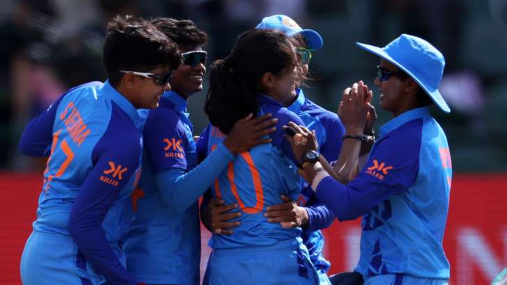 Team India celebrates after taking the wicket of Renuka Thakur