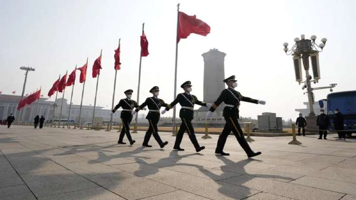 رجال الشرطة الصينية شبه العسكرية يسيرون فوق تيانانمين