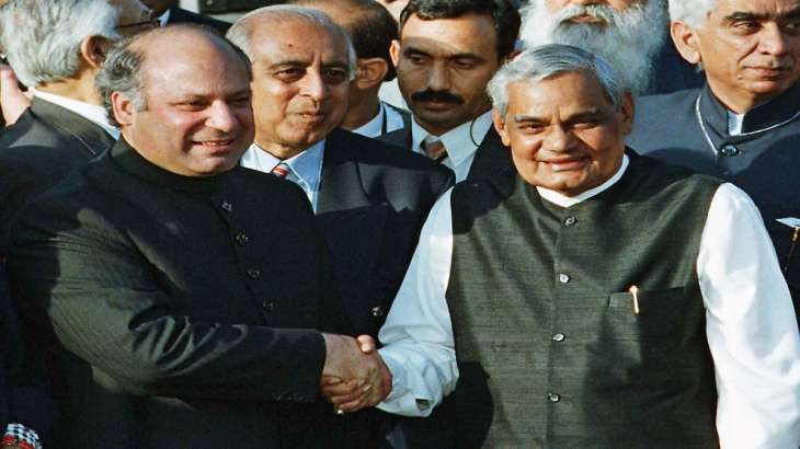 رئيس الوزراء الباكستاني الأسبق نواز شريف ، إلى اليسار ، ورفاقه