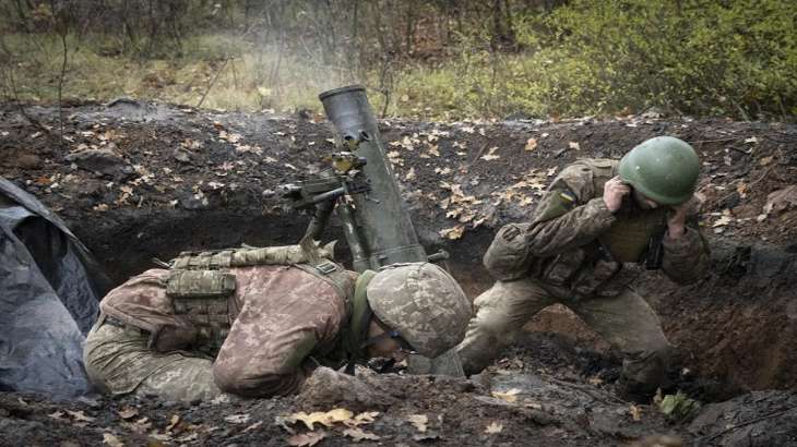 أطلق جنود أوكرانيون قذيفة هاون على خط الجبهة القريب