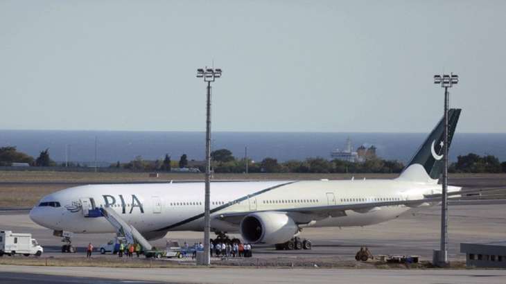 Sebuah pesawat Pakistan International Airlines duduk di landasan