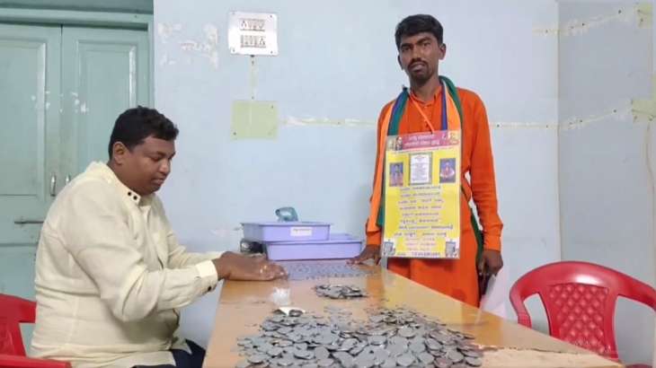 The candidate comes with Rs 10,000 entirely in one rupee