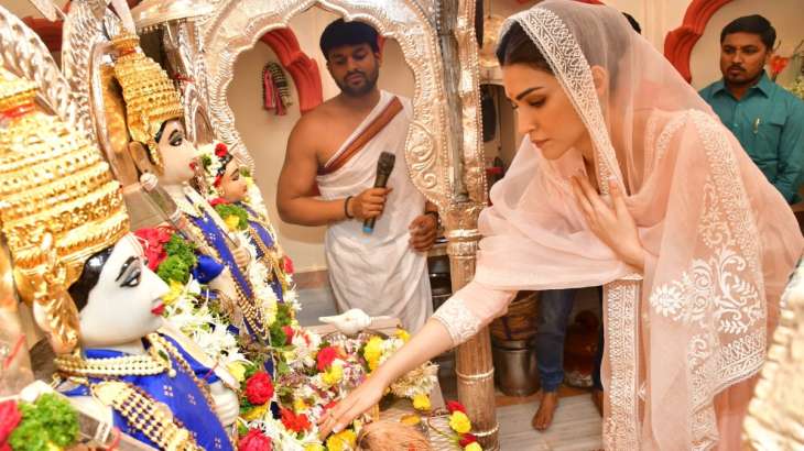 Adipurush star Kriti Sanon visits Ram Mandir after Janaki poster release.  see pics