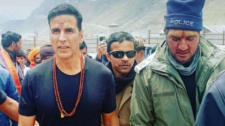 Akshay Kumar came out from the Kedarnath temple and greeted fans who were cheering for him.