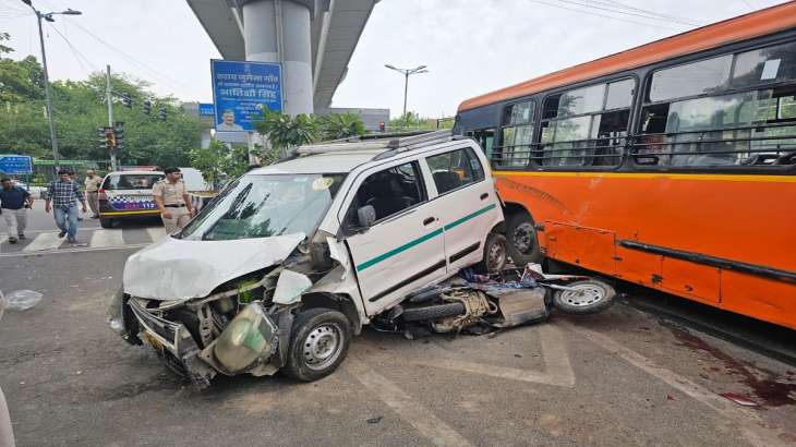 Delhi bus accident, DTC bus hits 5 vehicles in New Friends Colony area, 1 dead in bus accident, 5 in