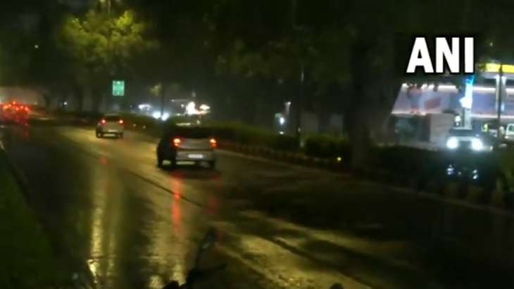 Hujan menerpa sebagian Delhi setelah gelombang panas yang parah.