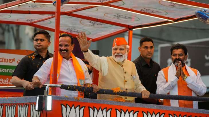 Prime Minister Narendra Modi greets people on Maharashtra,