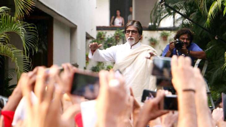 Amitabh Bachchan greeting his fans