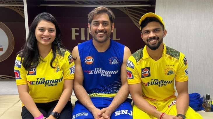 Ruturaj Gaikwad and Utkarsha Pawar with MS Dhoni