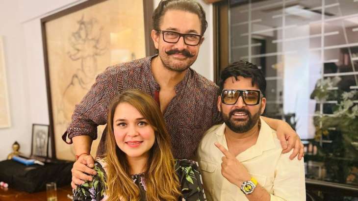 आमिर खान ने कपिल शर्मा-पत्नी गिन्नी के साथ पोज़ दिया 
