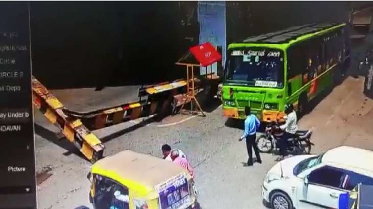 Karnataka Iron pillar collapses in mid of busy road in Hubballi video ...