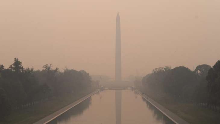 The Washington Monument in a thick layer of smoke in