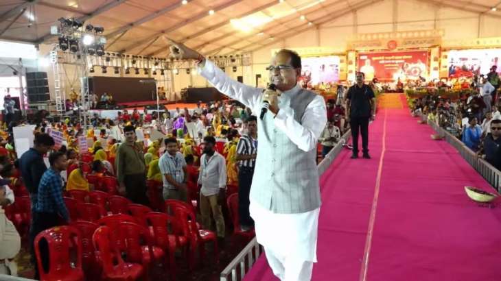 Madhya Pradesh Ladli Behna Scheme Rolled Out CM Shivraj Distributes 1st ...