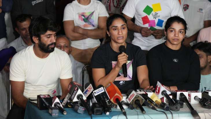 Sakshi Malik, Vinesh Phogat