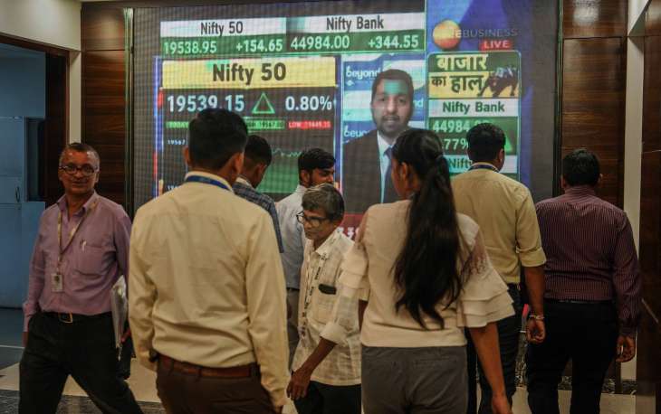 Stock markets fall for 2nd day on selling in IT banking shares, FII ouflows