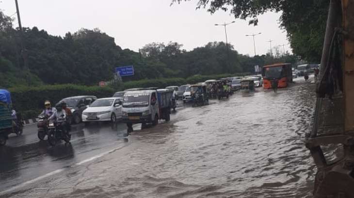 Yamuna water starts entering Delhi roads traffic affected on Ring road ...