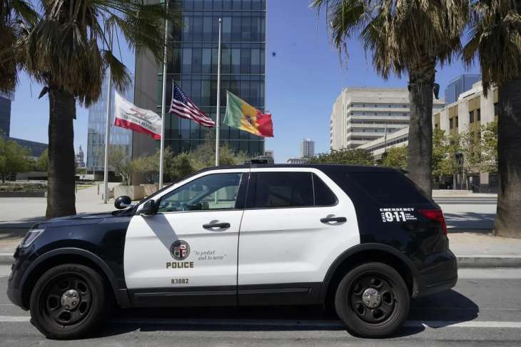 In viral video, US cops seen throwing black woman on ground outside store in Los Angeles, probe on In viral video, US cops seen throwing black woman on ground outside store in Los Angeles, probe on
