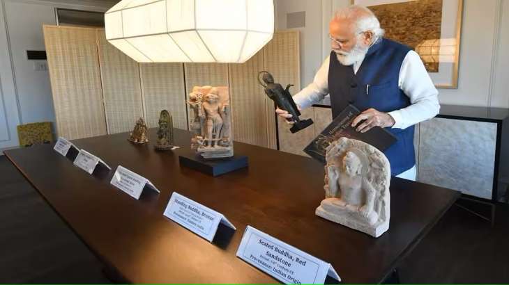 PM Modi observes artifacts returned to India.