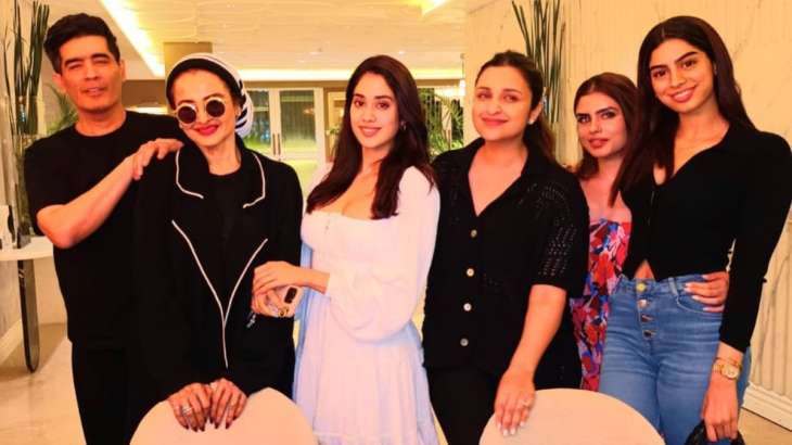 Rekha posed with Janhvi Kapoor, Khushi Kapoor and others. 