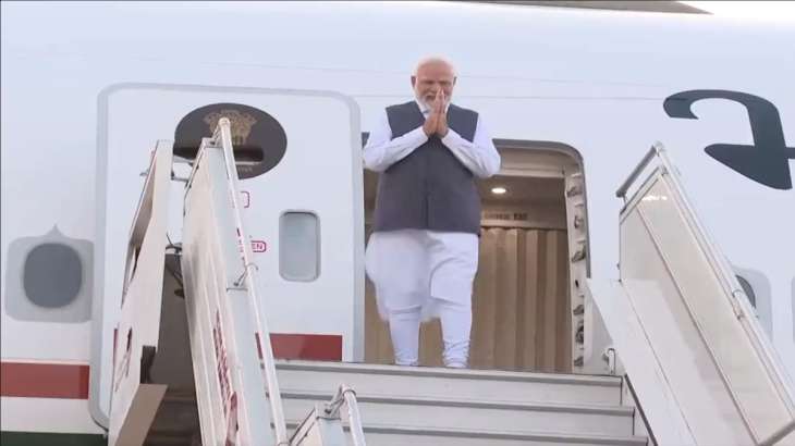 PM Modi arrives in Bengaluru